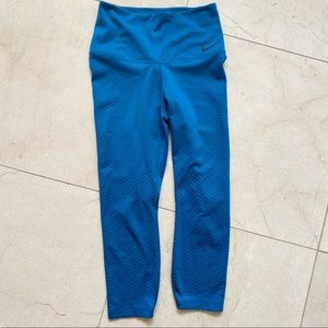 Nike Zonal Strenth Capri Crop Leggings Medium - fits a bit small